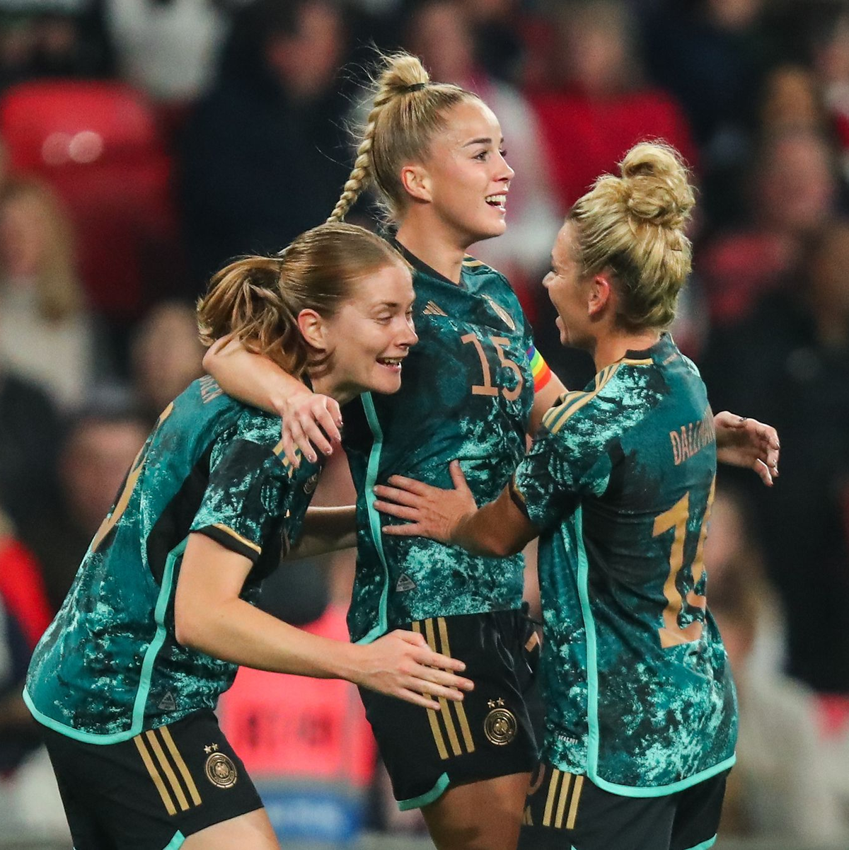 Mit Wucht: Giovanna Hoffmann (r) feierte im Sturmzentrum ein gelungenes Länderspiel-Debüt. - Foto: Izzy Poles/News Images via ZUMA Press Wire/dpa