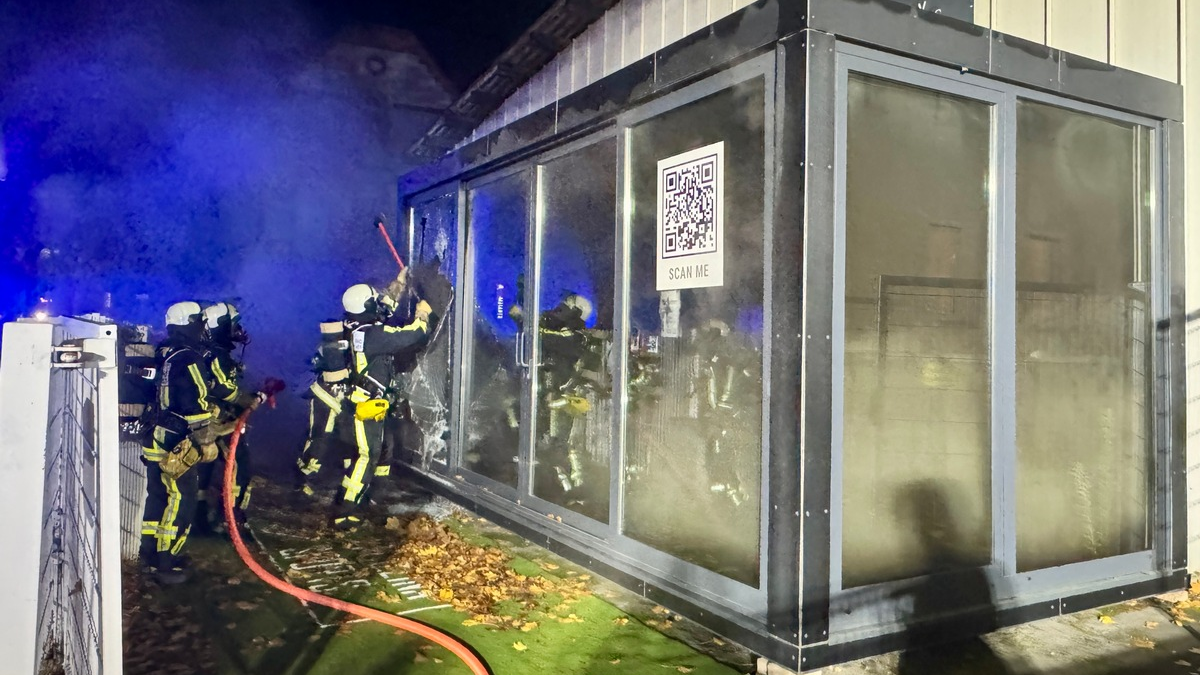 FW-BO: Brand in einem Ausstellungscontainer an der Vierhausstraße - Foto: presseportal.de