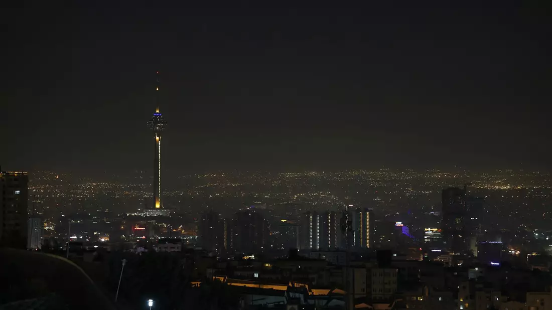 Im Zentrum der iranischen Hauptstadt waren Explosionen zu hören. - Bild: Vahid Salemi/AP