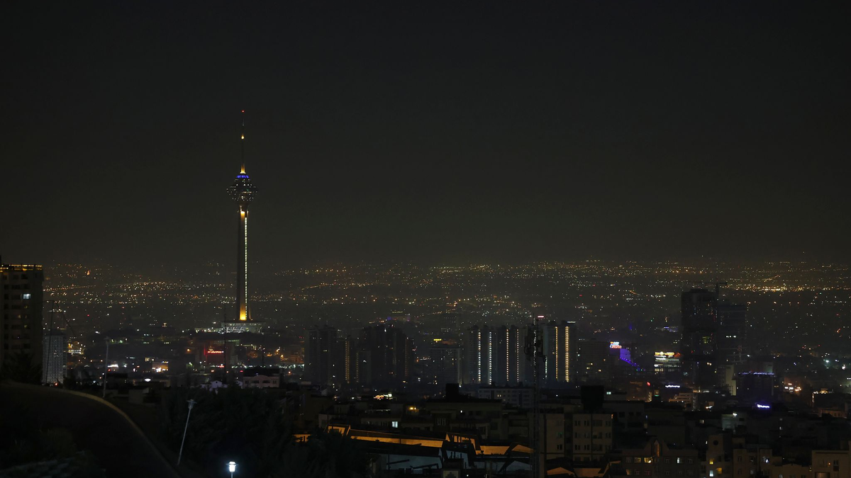 Ein Blick auf die iranische Hauptstadt Teheran am frühen Samstag. - Foto: Vahid Salemi/AP