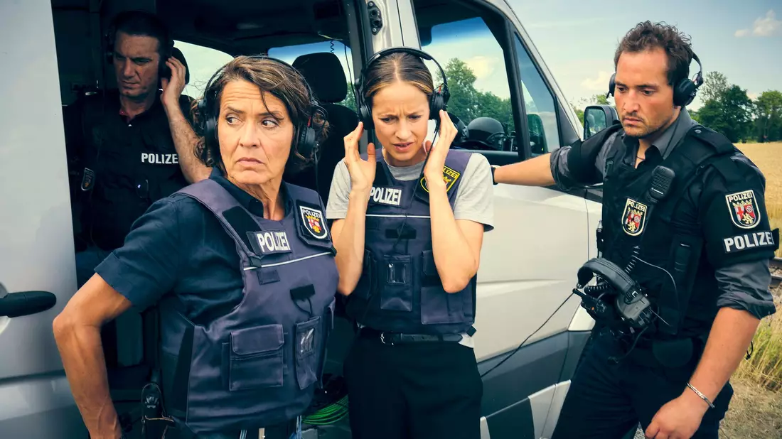 Eine Geiselnahme beschäftigt TV-Kommissarin Lena Odenthal. - Bild: Benoît Linder/SWR /dpa