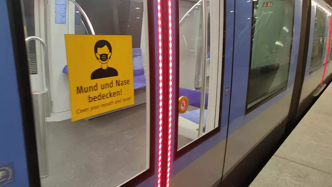 Hinweis auf die Maskenpflicht an einer Münchner U-Bahn (Archiv) - Bild: über dts Nachrichtenagentur