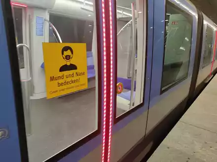 Hinweis auf die Maskenpflicht an einer Münchner U-Bahn (Archiv) - Foto: über dts Nachrichtenagentur