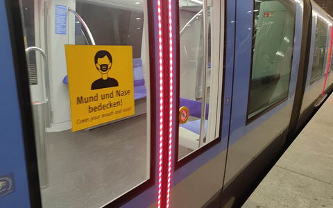 Hinweis auf die Maskenpflicht an einer Münchner U-Bahn (Archiv) - Foto: über dts Nachrichtenagentur