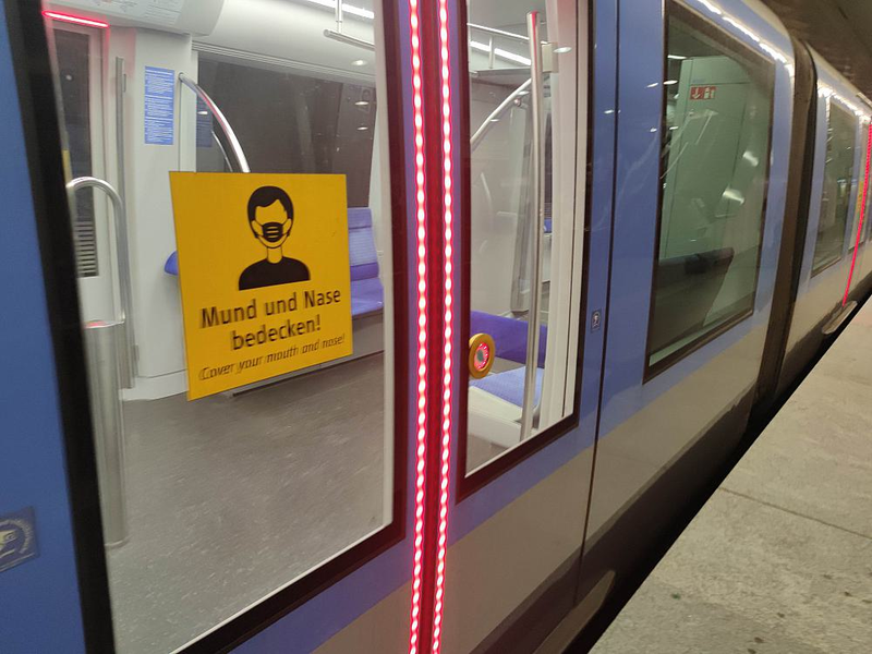 Hinweis auf die Maskenpflicht an einer Münchner U-Bahn (Archiv) - Foto: über dts Nachrichtenagentur