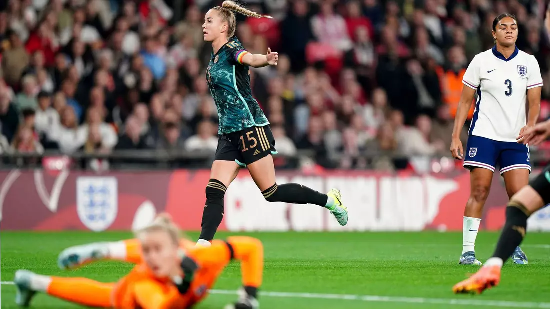 Durfte doppelt jubeln: Kapitänin Giulia Gwinn. - Bild: Zac Goodwin/PA/AP