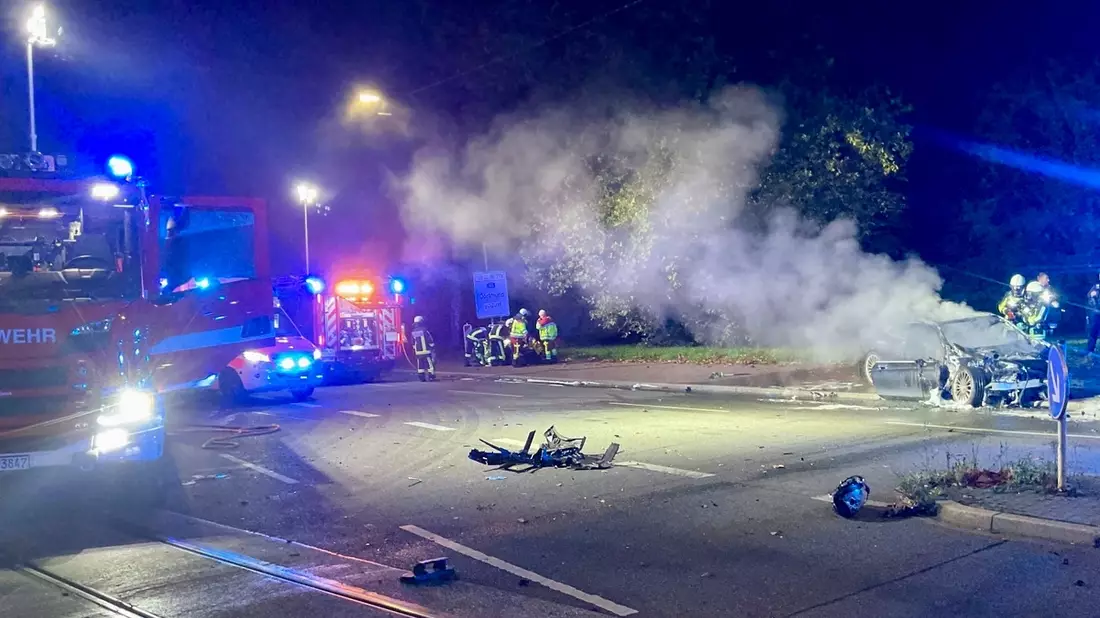 FW-BO: Verkehrsunfall in Wattenscheid - PKW fängt Feuer, eine Person verletzt - Bild: presseportal.de