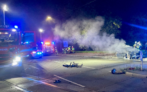 FW-BO: Verkehrsunfall in Wattenscheid - PKW fängt Feuer, eine Person verletzt - Foto: presseportal.de