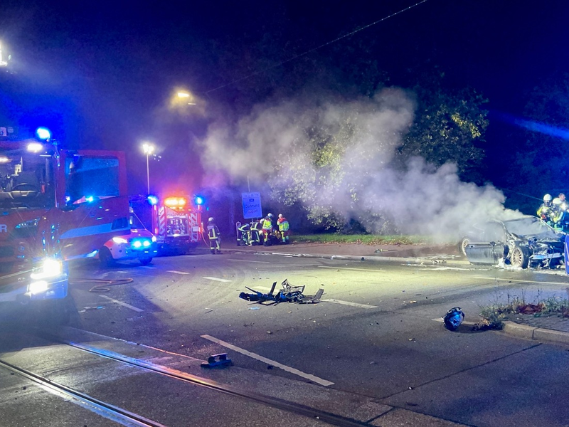 FW-BO: Verkehrsunfall in Wattenscheid - PKW fängt Feuer, eine Person verletzt - Foto: presseportal.de