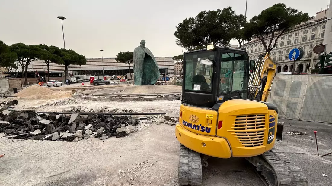 Vor dem «Heiligen Jahr» 2025 wird auch vor dem Kolosseum noch an einer neuen U-Bahn-Linie gearbeitet. - Bild: Christoph Sator/dpa