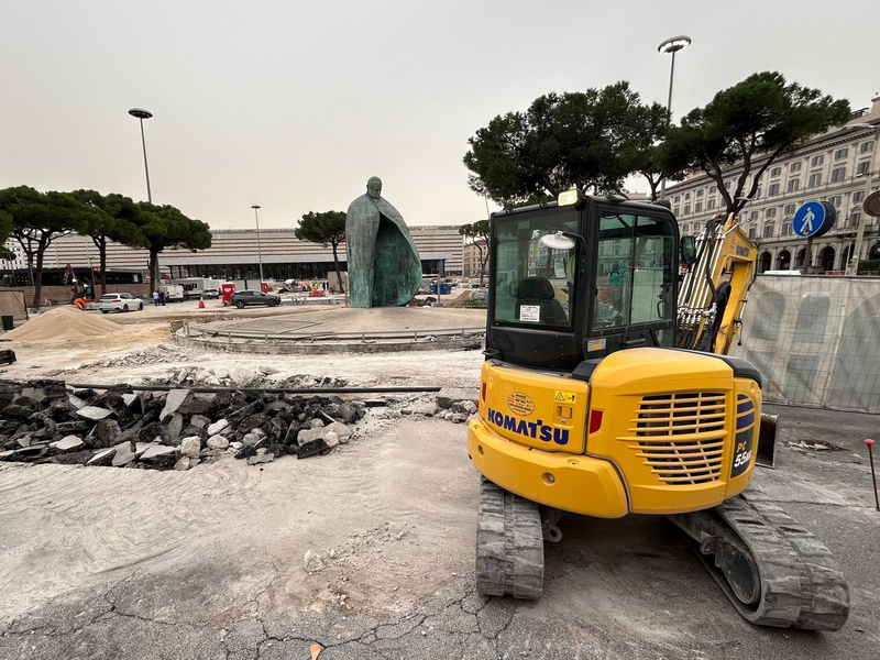 Vor dem «Heiligen Jahr» 2025 wird auch vor dem Kolosseum noch an einer neuen U-Bahn-Linie gearbeitet. - Foto: Christoph Sator/dpa