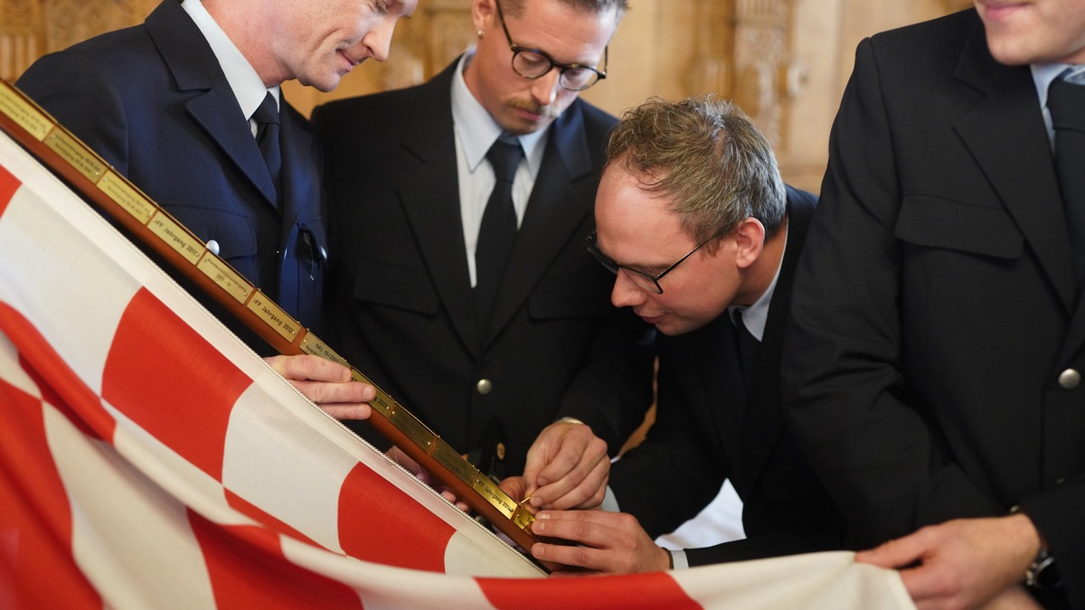 FW-HB: Herzlich Willkommen bei der Bremer Feuerwehr! 20 Feuerwehr-Beamt:innen vereidigt - Foto: presseportal.de