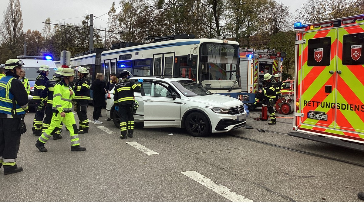 FW-M: Pkw stößt mit Straßenbahn zusammen (Bogenhausen) - Foto: presseportal.de