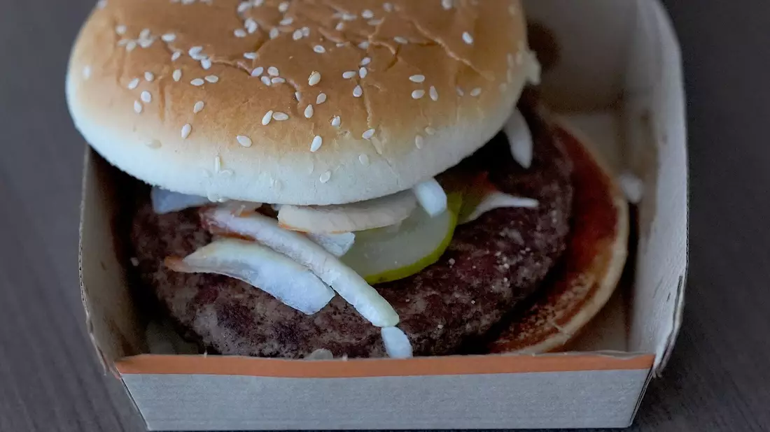 Der Kolibakterien-Ausbruch wird auf den Verzehr eines bestimmten Burgers bei McDonalds zurückgeführt.  - Bild: Charles Rex Arbogast/AP/dpa