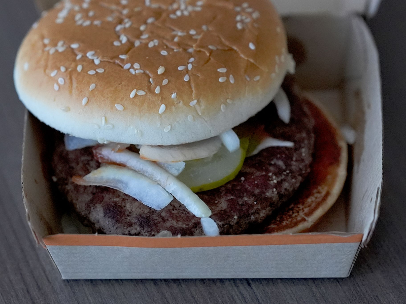Der Kolibakterien-Ausbruch wird auf den Verzehr eines bestimmten Burgers bei McDonalds zurückgeführt.  - Foto: Charles Rex Arbogast/AP/dpa