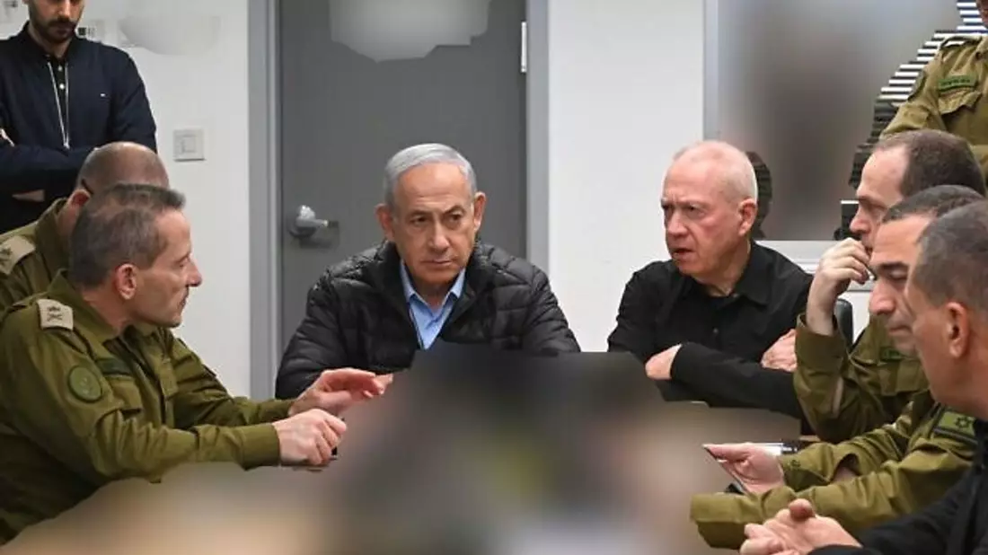 Israels Ministerpräsident Benjamin Netanjahu (M,l), Verteidigungsminister Joav Gallant (M,r) und andere hochrangige Militäroffiziere sitzen zur Lageberatung in der unterirdischen Kommandozentrale der israelischen Luftwaffe in Tel Aviv. - Bild: -/Israel Mod/Xinhua/dpa