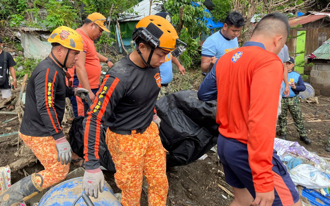 Rettungskräfte bergen eine Leiche nach einem Erdrutsch, der durch den Tropensturm Trami ausgelöst wurde  - Foto: Jim Gomez/AP/dpa