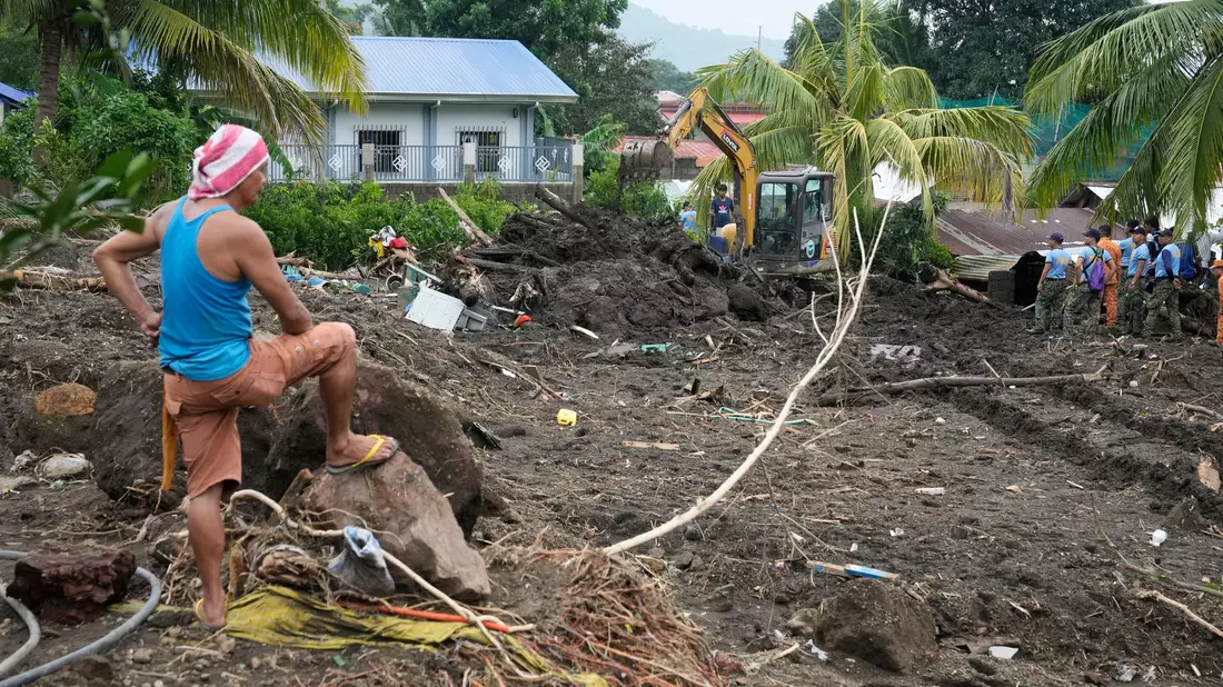 Bergungsarbeiten nach dem Tropensturm Trami. - Bild: Aaron Favila/AP/dpa