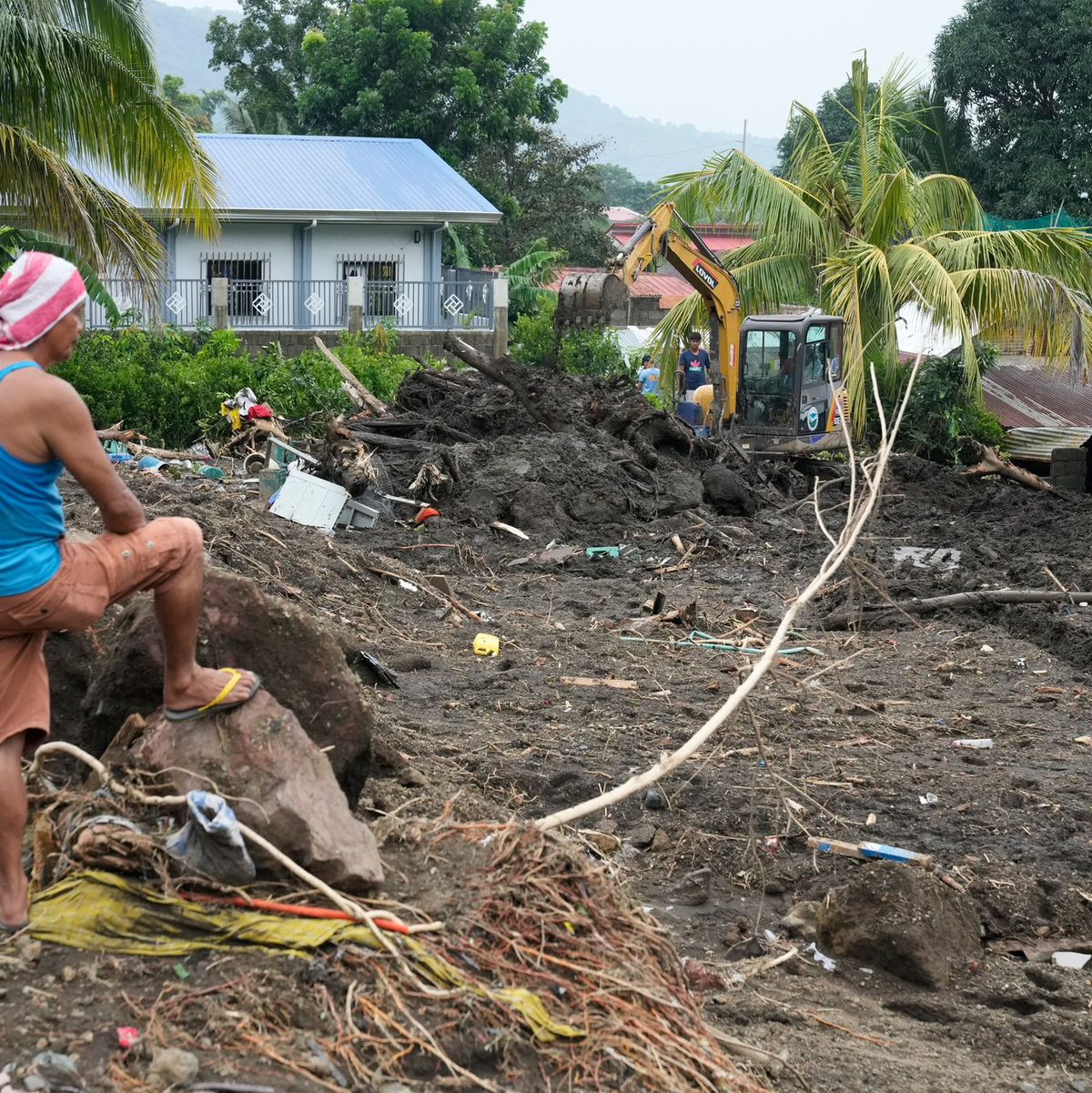 Bergungsarbeiten nach dem Tropensturm Trami. - Foto: Aaron Favila/AP/dpa