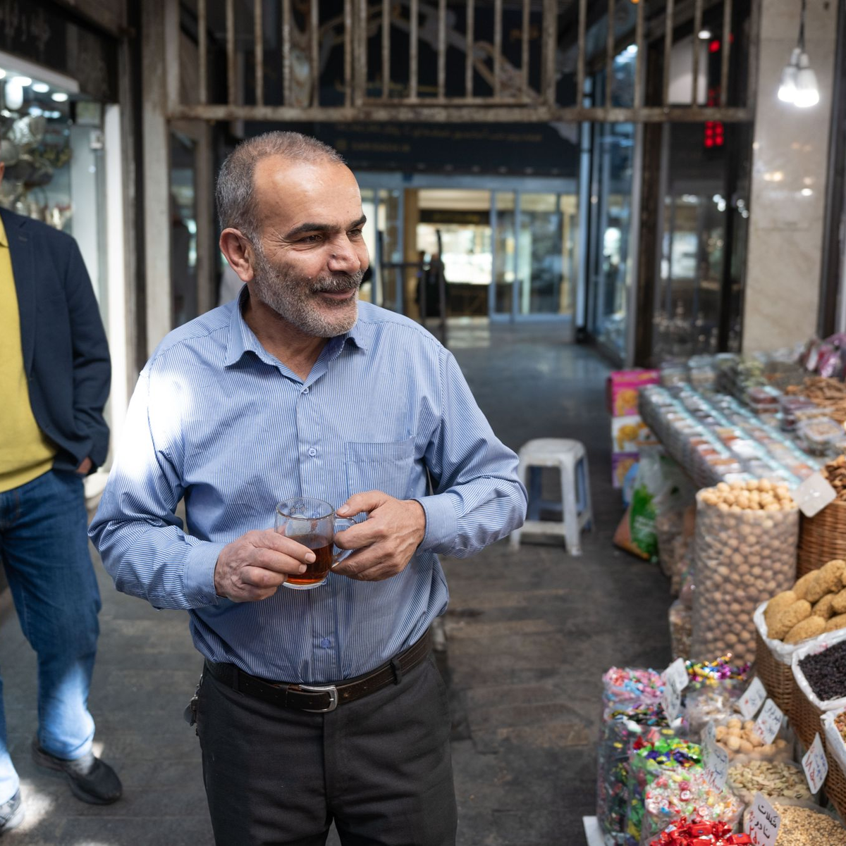 Menschen gehen nach dem israelischen Vergeltungsschlag im Iran ihrem Alltag nach.  - Foto: Arne Bänsch/dpa
