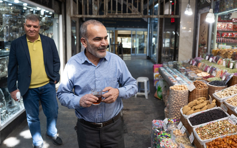 Der israelische Luftangriff lässt viele Landesbewohner unerschrocken. - Foto: Arne Bänsch/dpa