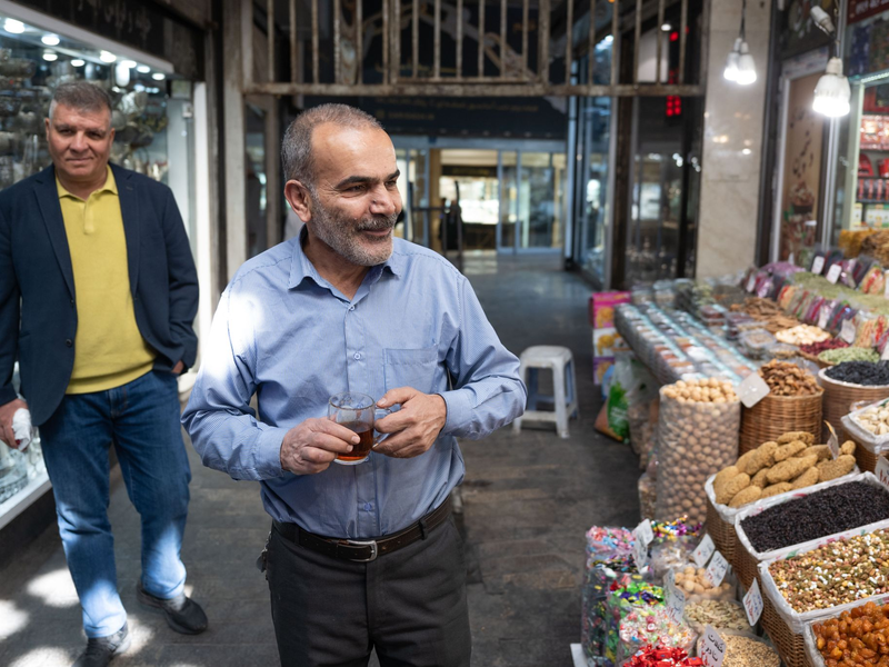 Der israelische Luftangriff lässt viele Landesbewohner unerschrocken. - Foto: Arne Bänsch/dpa