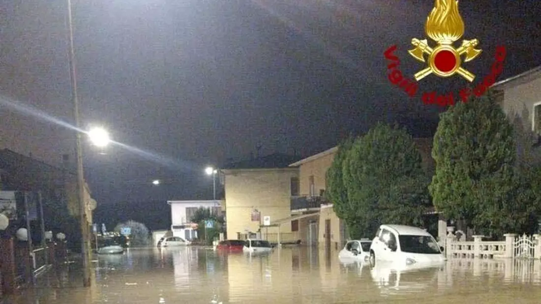  Überflutete Straße in Pisa. In Italien haben neue heftige Regenfälle wieder für erhebliche Schäden und Beeinträchtigungen gesorgt.  - Bild: -/Italienische Feuerwehr/dpa