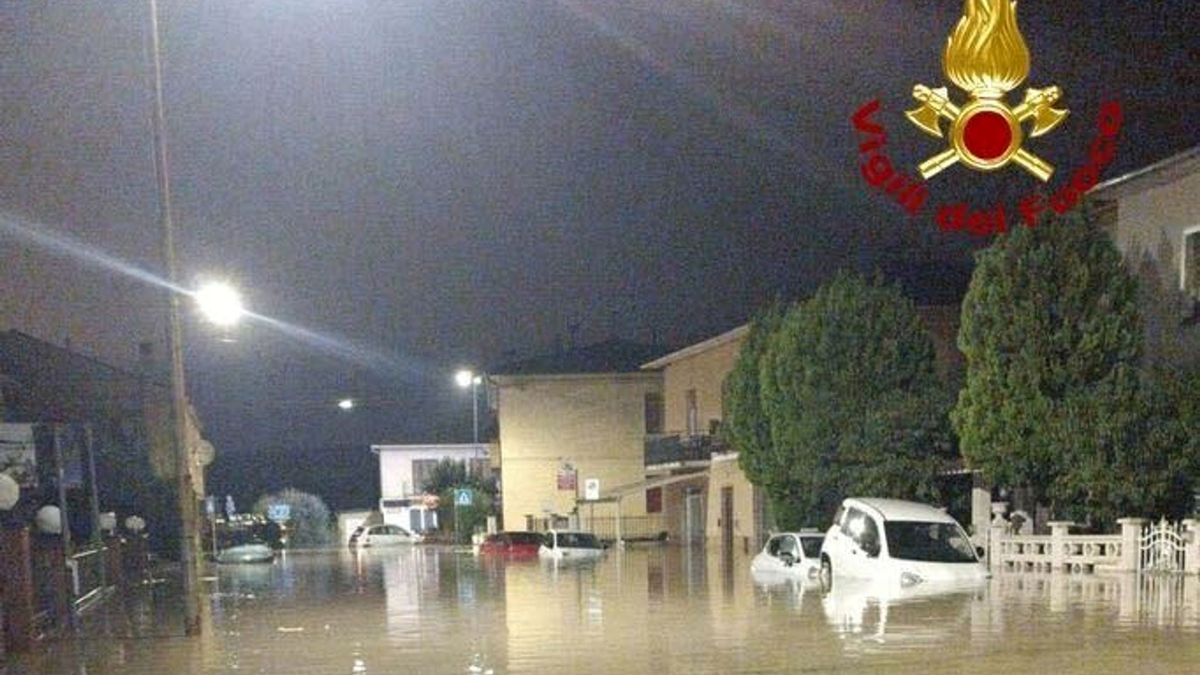  Überflutete Straße in Pisa. In Italien haben neue heftige Regenfälle wieder für erhebliche Schäden und Beeinträchtigungen gesorgt.  - Foto: -/Italienische Feuerwehr/dpa