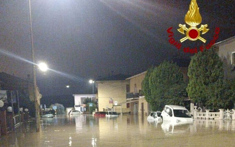 Ăberflutete StraĂe in Pisa. In Italien haben neue heftige RegenfĂ€lle wieder fĂŒr erhebliche SchĂ€den und BeeintrĂ€chtigungen gesorgt. - Foto: -/Italienische Feuerwehr/dpa Ăberflutete StraĂe in Pisa. In Italien haben neue heftige RegenfĂ€lle wieder fĂŒr erhebliche SchĂ€den und BeeintrĂ€chtigungen gesorgt. - Foto: -/Italienische Feuerwehr/dpa