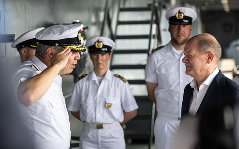 Letzte Station der dreitägigen Indien-Reise von Kanzler Scholz: Das Versorgungsschiff «Frankfurt am Main». - Foto: Hannes P. Albert/dpa