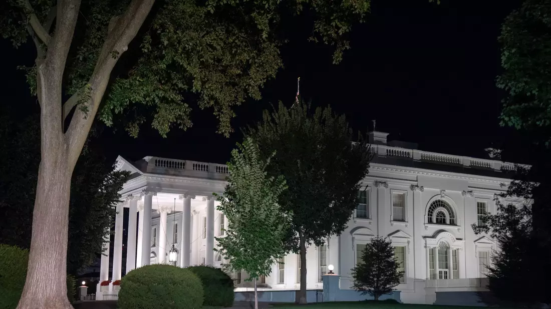 Das Weiße Haus ist in Washington zu sehen. - Bild: Mark Schiefelbein/AP/dpa