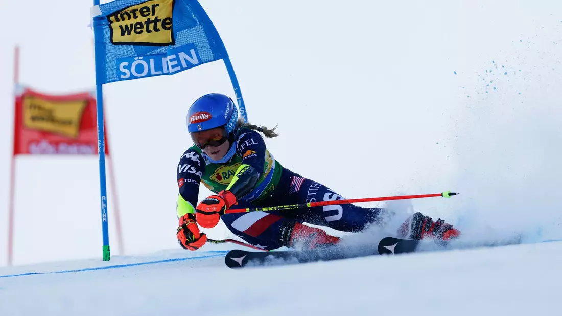 Mikaela Shiffrin verpasste beim Saisonauftakt in Sölden ihren 98. Weltcup-Sieg. - Bild: Alessandro Trovati/AP/dpa