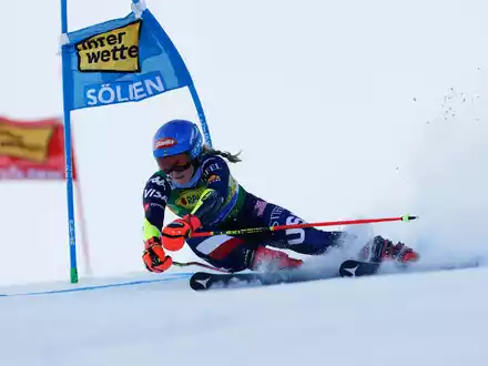 Mikaela Shiffrin verpasste beim Saisonauftakt in Sölden ihren 98. Weltcup-Sieg. - Foto: Alessandro Trovati/AP/dpa