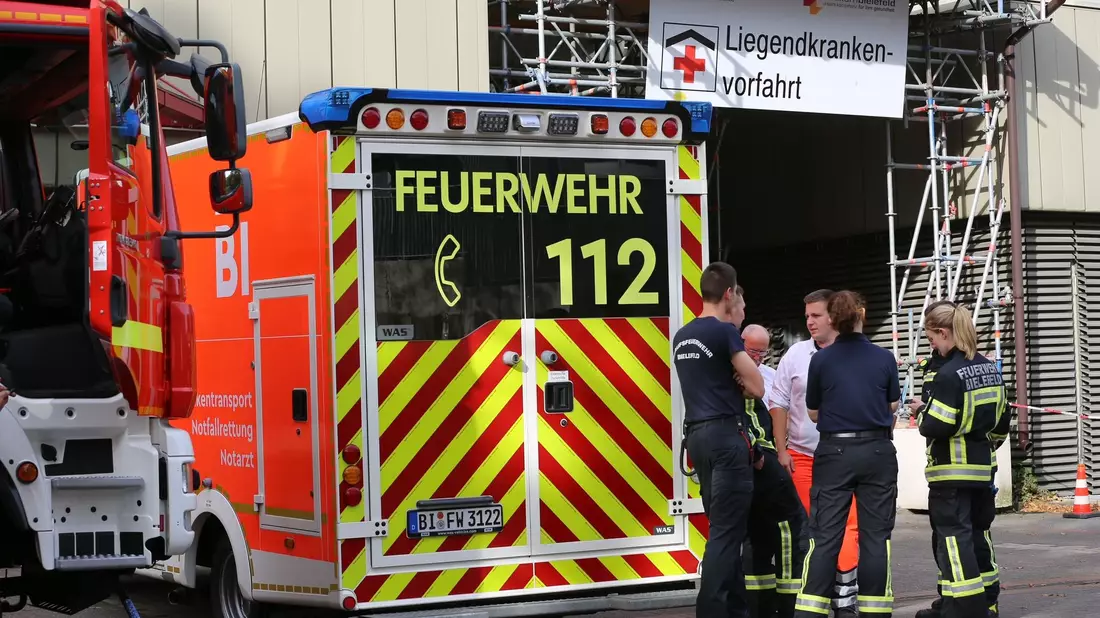 Bei einem Großeinsatz hat die Feuerwehr Bielefeld das Klinikum Mitte mit Sauerstoff-Reserven versorgt. - Bild: Christian Müller/dpa