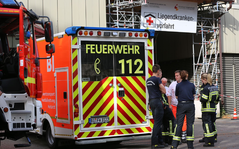 Bei einem Großeinsatz hat die Feuerwehr Bielefeld das Klinikum Mitte mit Sauerstoff-Reserven versorgt. - Foto: Christian Müller/dpa