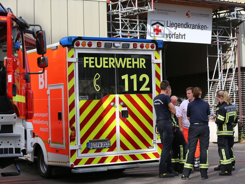 Bei einem Großeinsatz hat die Feuerwehr Bielefeld das Klinikum Mitte mit Sauerstoff-Reserven versorgt. - Foto: Christian Müller/dpa