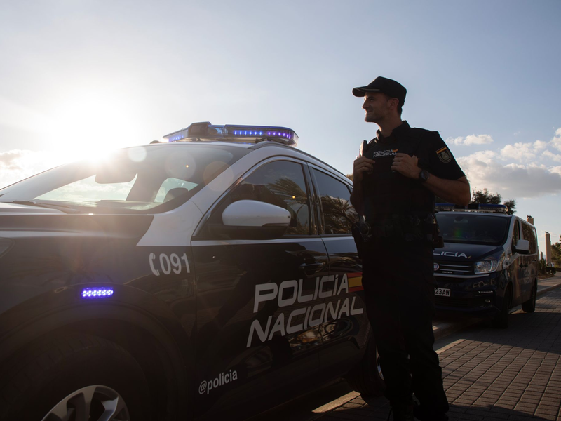 Auch auf der bei Deutschen beliebten Urlauberinsel Mallorca kommt es immer mal wieder zu Protesten gegen Ausländer. In dem Ort Santanyi sprühten Unbekannte das Wort «raus» auf deutsche Geschäfte. - Foto: Clara Margais/dpa