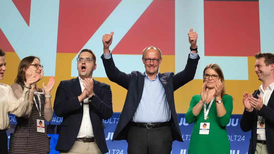 Friedrich Merz stimmt den Unionsnachwuchs auf den Bundestagswahlkampf ein - mit einer Kampfansage an die SPD. Die Grünen kommen in seiner Rede kaum vor. Die Junge Union feiert ihn schon als Kanzler. - Bild: Sebastian Willnow/dpa