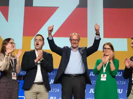 Friedrich Merz stimmt den Unionsnachwuchs auf den Bundestagswahlkampf ein - mit einer Kampfansage an die SPD. Die Grünen kommen in seiner Rede kaum vor. Die Junge Union feiert ihn schon als Kanzler. - Foto: Sebastian Willnow/dpa