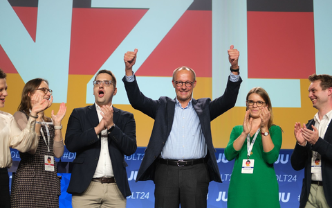 Friedrich Merz stimmt den Unionsnachwuchs auf den Bundestagswahlkampf ein - mit einer Kampfansage an die SPD. Die Grünen kommen in seiner Rede kaum vor. Die Junge Union feiert ihn schon als Kanzler. - Foto: Sebastian Willnow/dpa