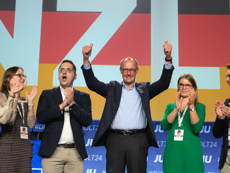 Friedrich Merz stimmt den Unionsnachwuchs auf den Bundestagswahlkampf ein - mit einer Kampfansage an die SPD. Die Grünen kommen in seiner Rede kaum vor. Die Junge Union feiert ihn schon als Kanzler. - Foto: Sebastian Willnow/dpa
