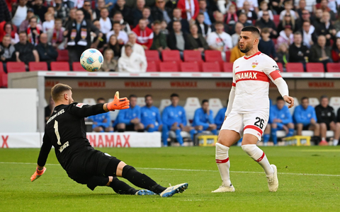 Bei einem Kieler Angriff wird Benedikt Pichler (r.) von Stuttgarts Abwehrchef Jeff Chabot geblockt. - Foto: Marijan Murat/dpa