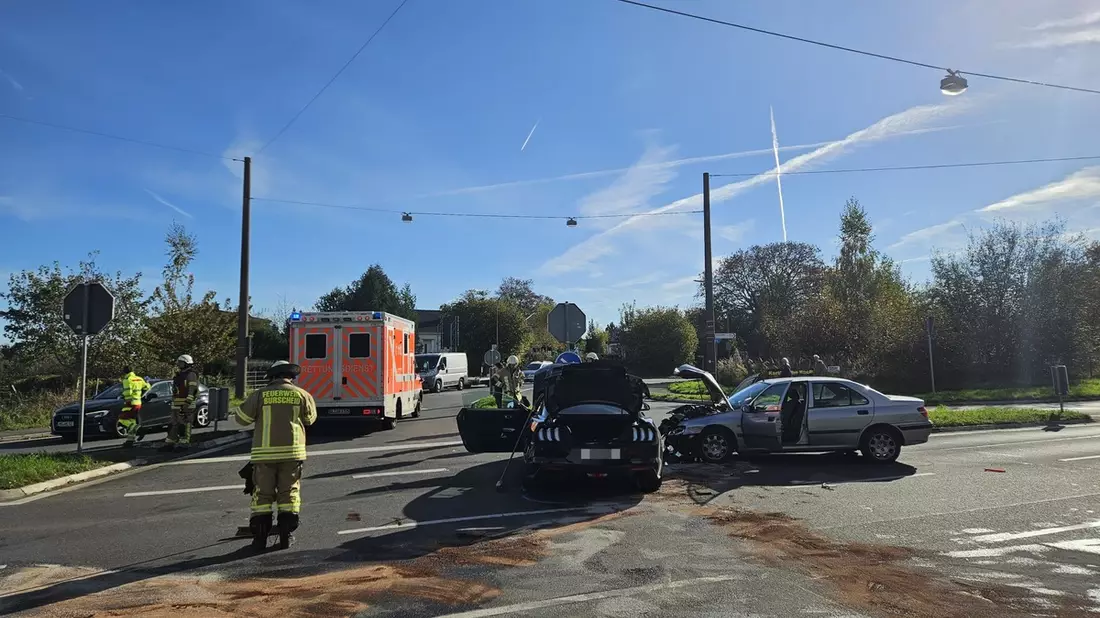 FW Burscheid: Zwei Verkehrsunfälle am Samstag beschäftigen die Feuerwehr - Bild: presseportal.de