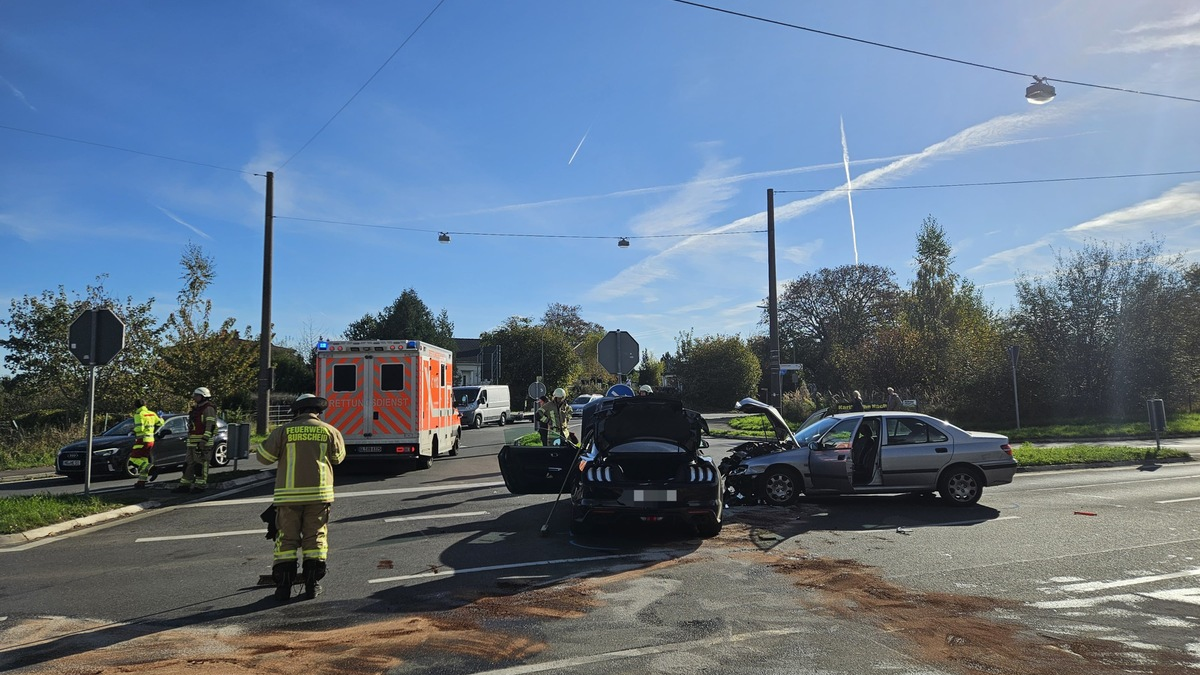 FW Burscheid: Zwei Verkehrsunfälle am Samstag beschäftigen die Feuerwehr - Foto: presseportal.de