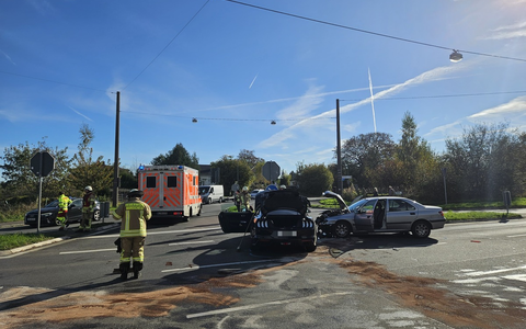 FW Burscheid: Zwei Verkehrsunfälle am Samstag beschäftigen die Feuerwehr - Foto: presseportal.de