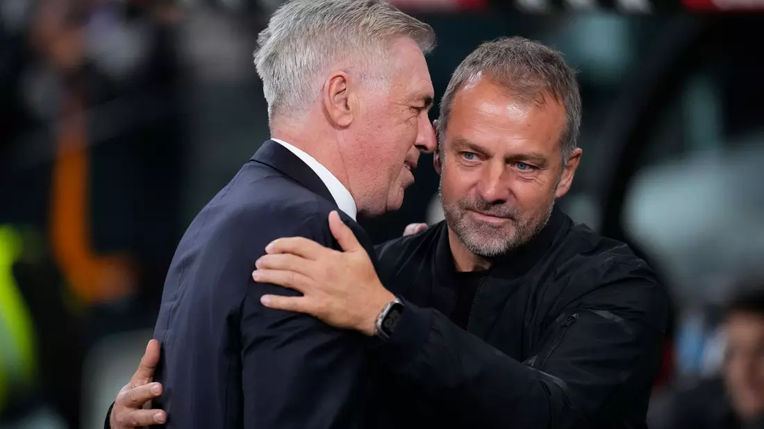 Real-Coach Carlo Ancelotti (l) begrüßt Hansi Flick im Bernabéu. Der Gäste-Trainer freut sich am Ende über einen spektakulären Sieg. - Bild: Manu Fernandez/AP