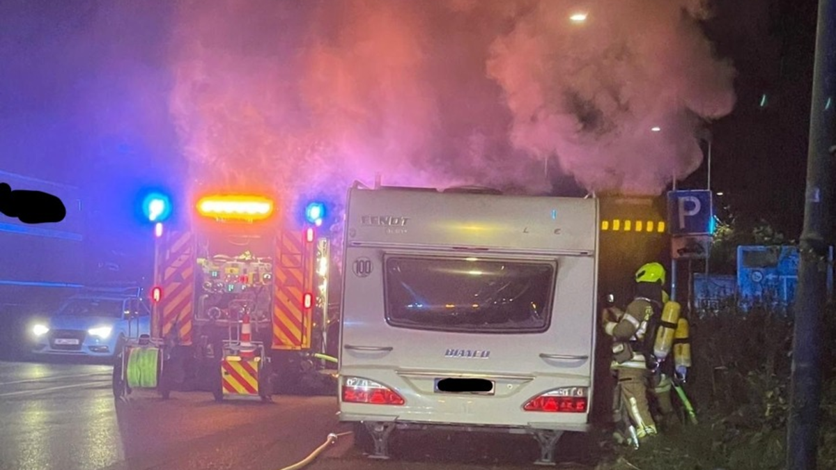 FW Ratingen: Brennender Wohnwagen in den Abendstunden - Foto: presseportal.de