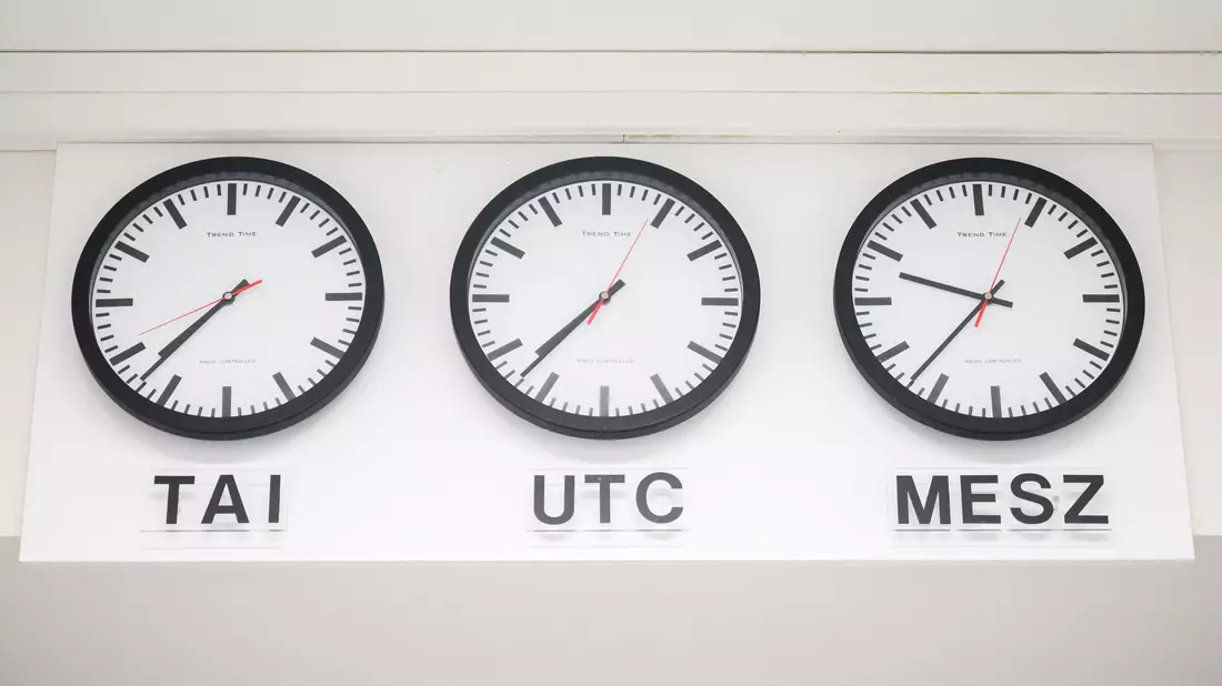 Braunschweiger Experten kümmern sich um das richtige Zeitsignal. In Deutschland gilt bis Ende März wieder Winterzeit. (Foto aktuell) - Bild: Julian Stratenschulte/dpa