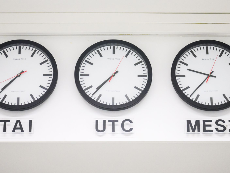 Braunschweiger Experten kümmern sich um das richtige Zeitsignal. In Deutschland gilt bis Ende März wieder Winterzeit. (Foto aktuell) - Foto: Julian Stratenschulte/dpa