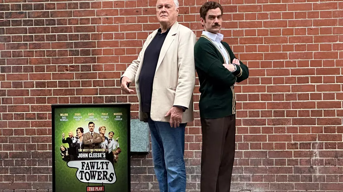 John Cleese (l) bei der Präsentation für sein Theaterstück «Fawlty Towers». (Archivbild) - Bild: Benedikt von Imhoff/dpa